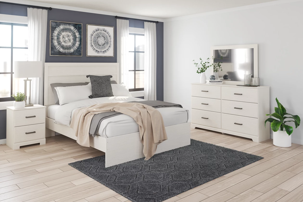 Stelsie Queen Panel Bed with Mirrored Dresser and Nightstand<br />
